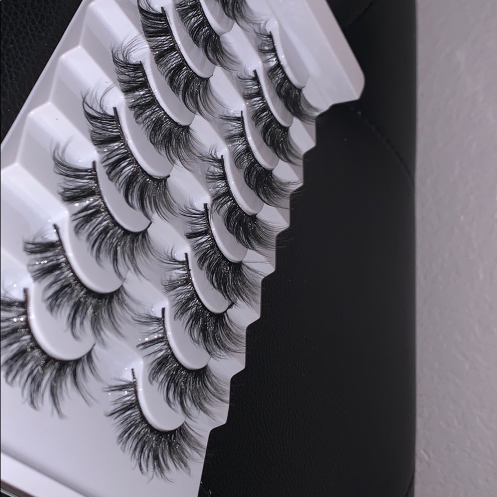 Lashes - Picture 2 of 3